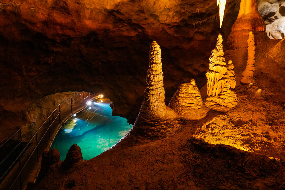 Discover Blue Mountains - Jenolan River Cave